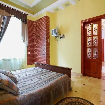 Apartment On Doroshenka 19 *