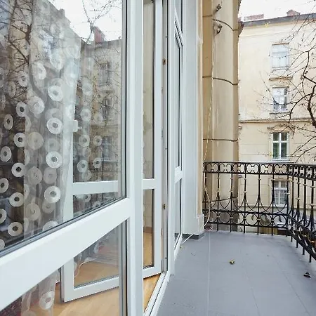 Apartment On Doroshenka 19 *